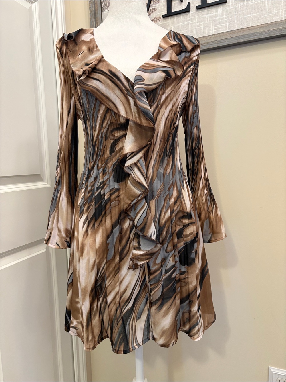 Dressbarn Ruffled V-Neck Tunic Medium - Picture 2 of 16